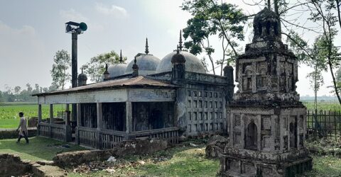 এশিয়ার প্রথম মসজিদ লালমনিরহাটে অবস্থিত।