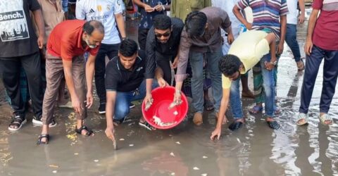 জলাবদ্ধতা নিয়ে ভিন্নধর্মী প্রতিবাদ ফরিদপুরে