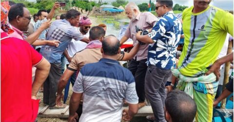 দৌলতপুরে বন্যাদুর্গতদের জন্য বিএনপি ত্রাণ বিতরণ