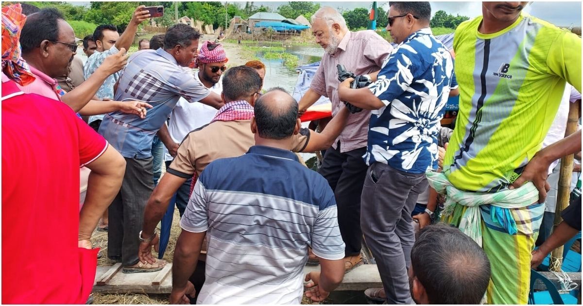 দৌলতপুরে বন্যাদুর্গতদের জন্য বিএনপি ত্রাণ বিতরণ