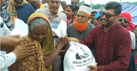 কুষ্টিয়ার দৌলতপুরে পানিবন্দী পরিবারের জন্য ত্রাণ বিতরণ শরীফ উদ্দিন জুয়েলের নেতৃত্বে