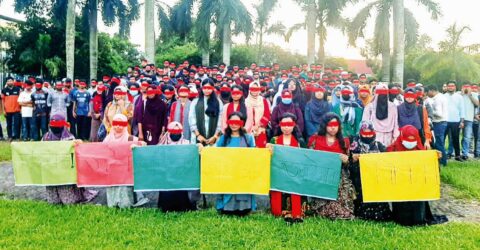 বাকৃবিতে শিক্ষার্থীদের রেড মার্চ ফর জাস্টিস, বহিরাগতদের হামলার প্রতিবাদ