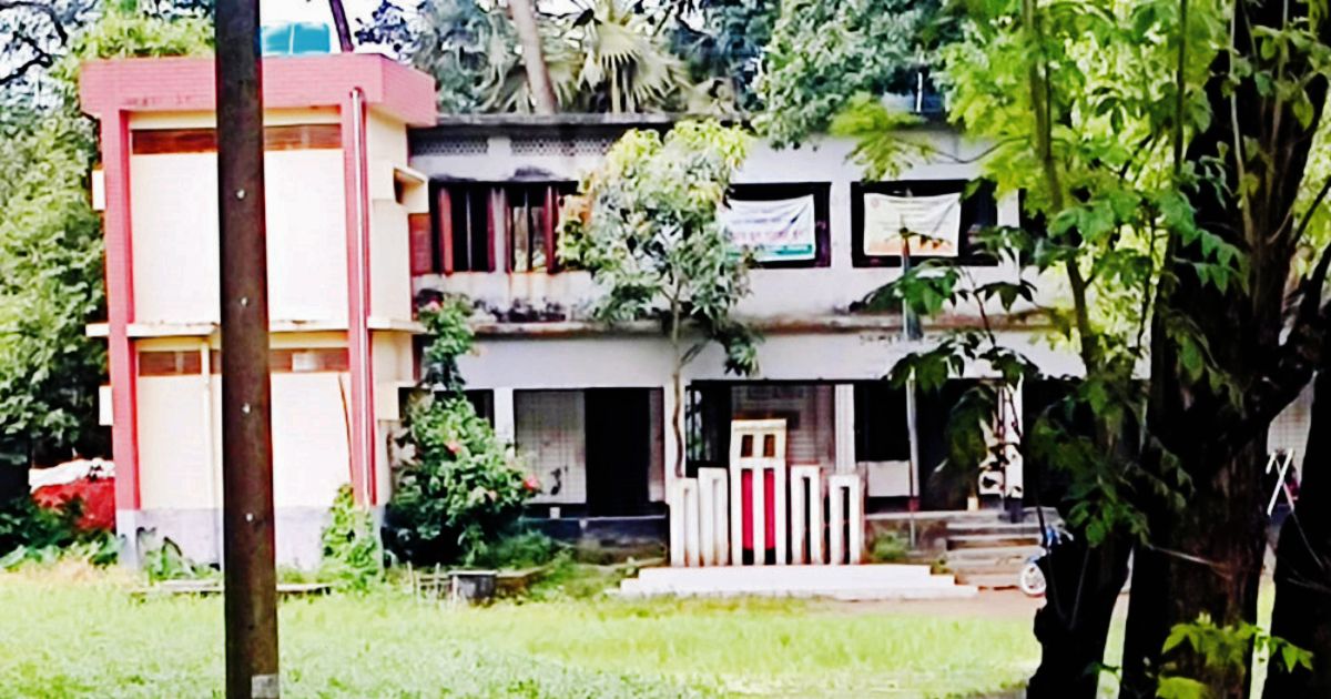 সিংগাইর চন্দনপুর স্কুল মাঠে ৬ মাস পানি জমে থাকতে বাধ্য হচ্ছে