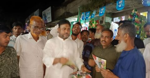 ফুলবাড়িয়ায় বিএনপির নেতা রেজাউল করিমের লিফলেট বিতরণ ও গণসংযোগ