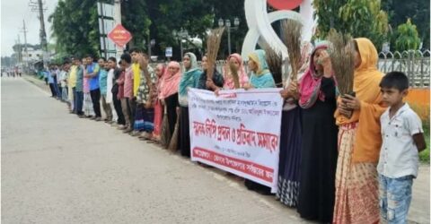 ডোমারে সাংবাদিকের হুমকি প্রতিরোধে ঝাড়ু-মিছিল