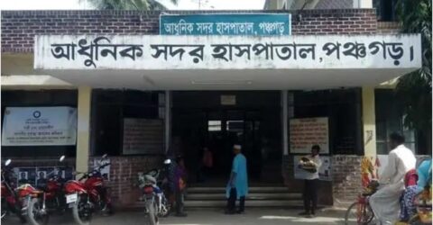 গোখরা সাপ হাতে নিয়ে হাসপাতালে হাসপাতালে আনা বৃদ্ধা