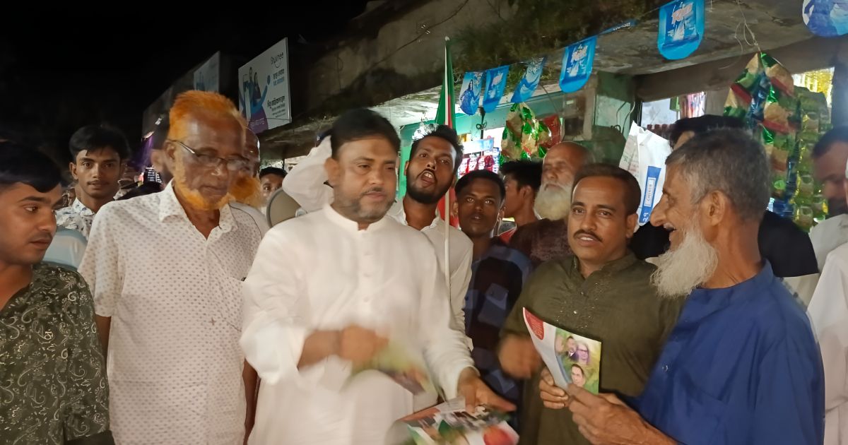 ফুলবাড়িয়ায় বিএনপি নেতা এডভোকেট রেজাউল করিম চৌধুরীর লিফলেট বিতরণ ও গণসংযোগ