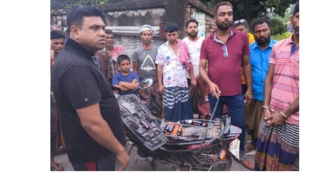 মটরসাইকেলে ফেনসিডিলের থলে থলে সাজানো দৃশ্য