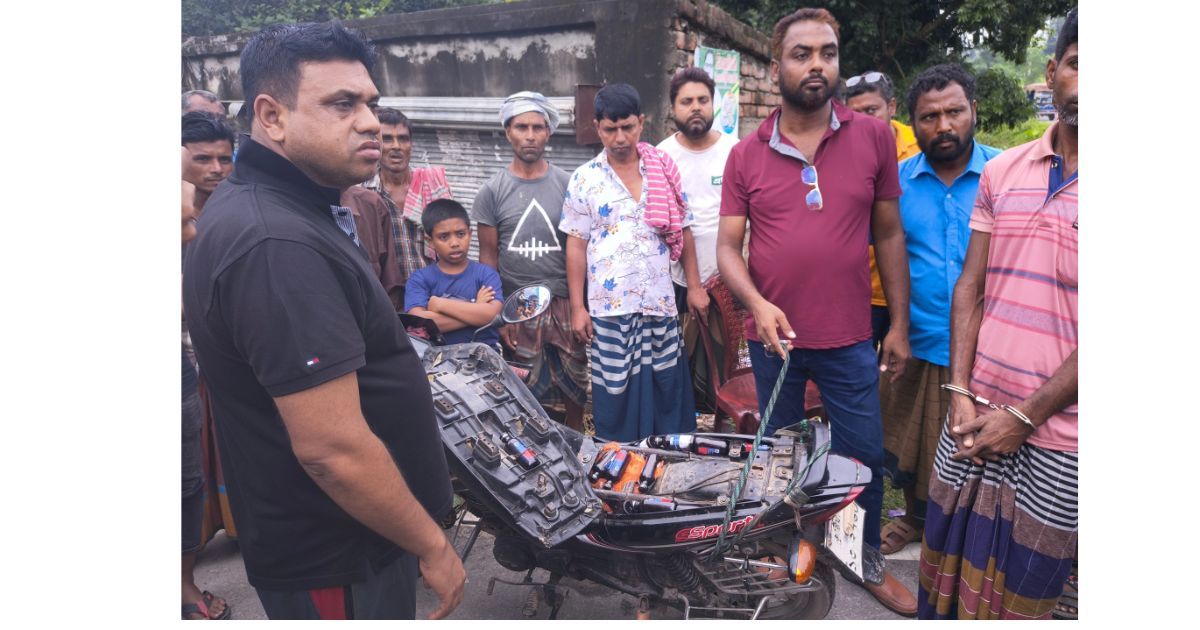 মটরসাইকেলে ফেনসিডিলের থলে থলে সাজানো দৃশ্য