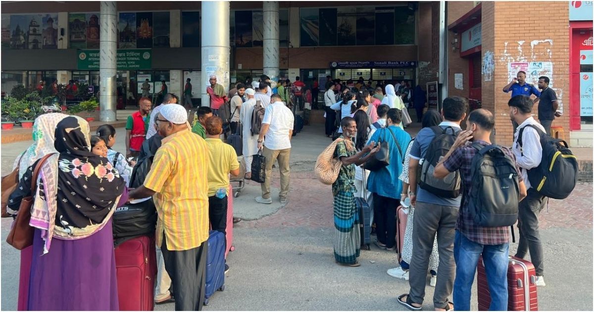 দূর্গাপূজার ছুটিতে বেনাপোল চেকপোস্টে যাত্রী পারাপার বাড়ছে