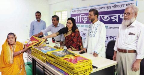 ফরিদপুরে দুর্গোৎসব উপলক্ষে এফডি এর শাড়ি বিতরণ