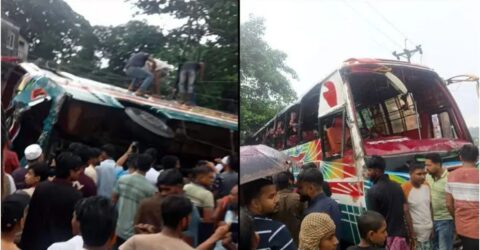 বৈদ্যুতিক খুঁটিতে ধাক্কা দিয়ে বাস উল্টে ৩ মৃত্যু