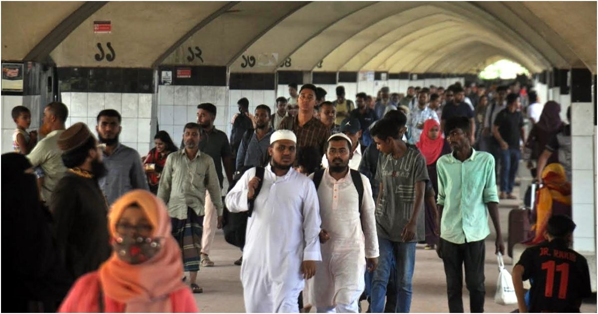 পূজার ছুটি শেষে ঢাকায় ফিরছে মানুষ, শহর আবার চেনা রূপে ফিরে এসেছে