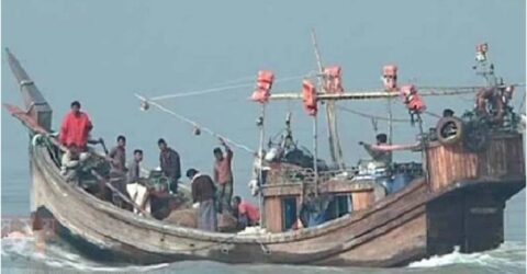 পাঁচ দিন ধরে সাগরে ভাসমান ২৬ জেলেকে উদ্ধার করলো নৌ বাহিনী