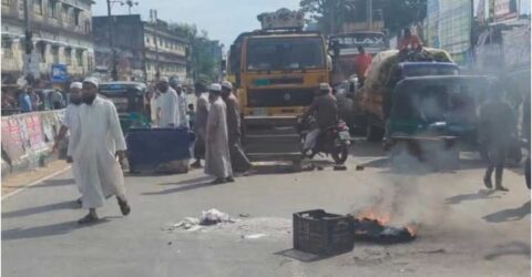 বাসের ধাক্কায় হেফাজত নেতার মৃত্যু, চট্টগ্রামে মহাসড়ক অবরোধ
