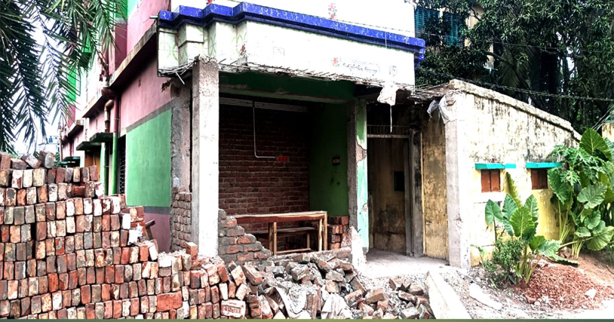 কেশবপুরে সড়কের জায়গা দখল করে প্রাচীর নির্মাণ, জনতা ভেঙে দিল
