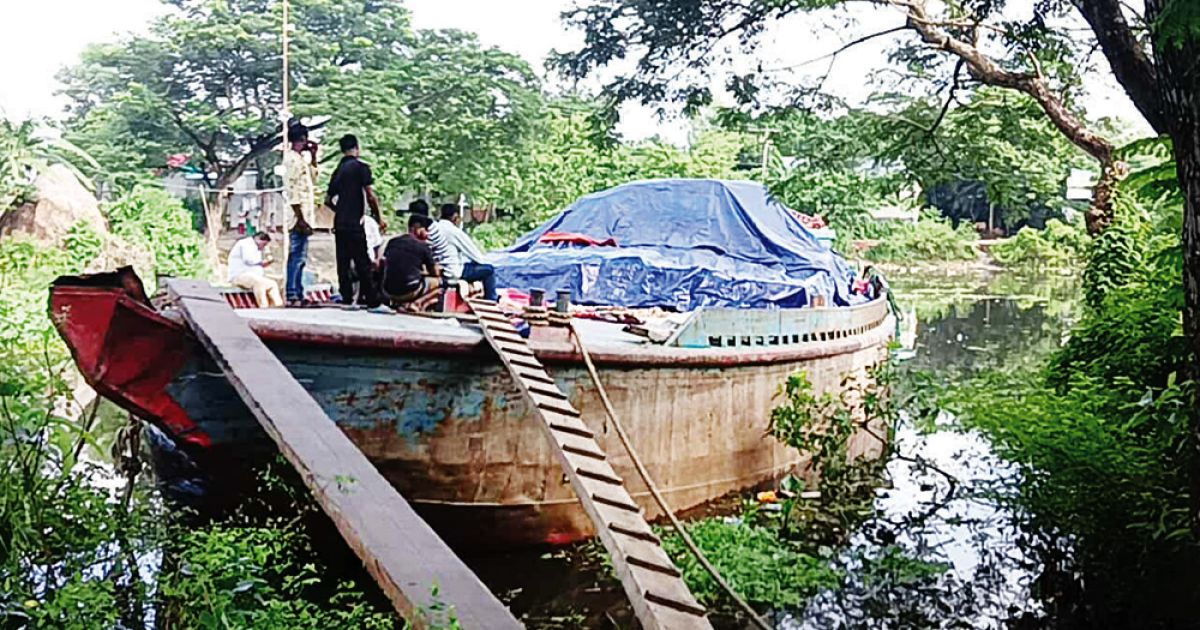 নবীনগরে মেঘনায় ছিনতাই হওয়া সারবোঝাই জাহাজ জব্দ