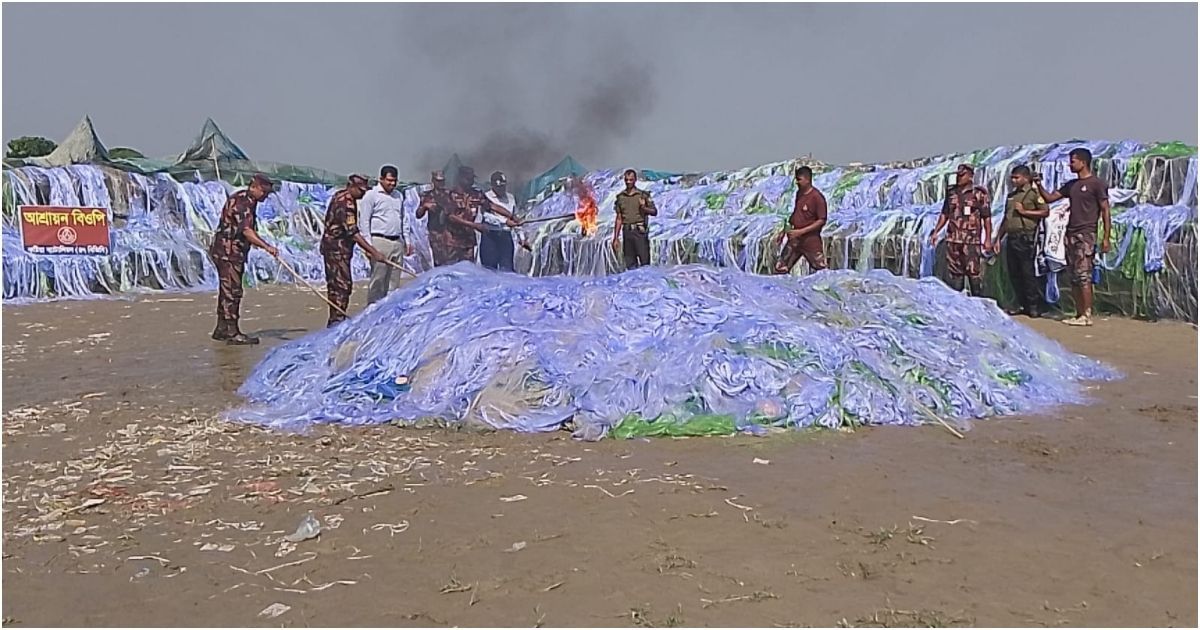 কুষ্টিয়ার দৌলতপুর সীমান্তে যৌথ অভিযান চালিয়ে ১৪ কোটি টাকার অবৈধ জাল ধ্বংস