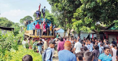 নাসিরাবাদ ট্রেন থামিয়ে ছাত্রজনতার বিক্ষোভ