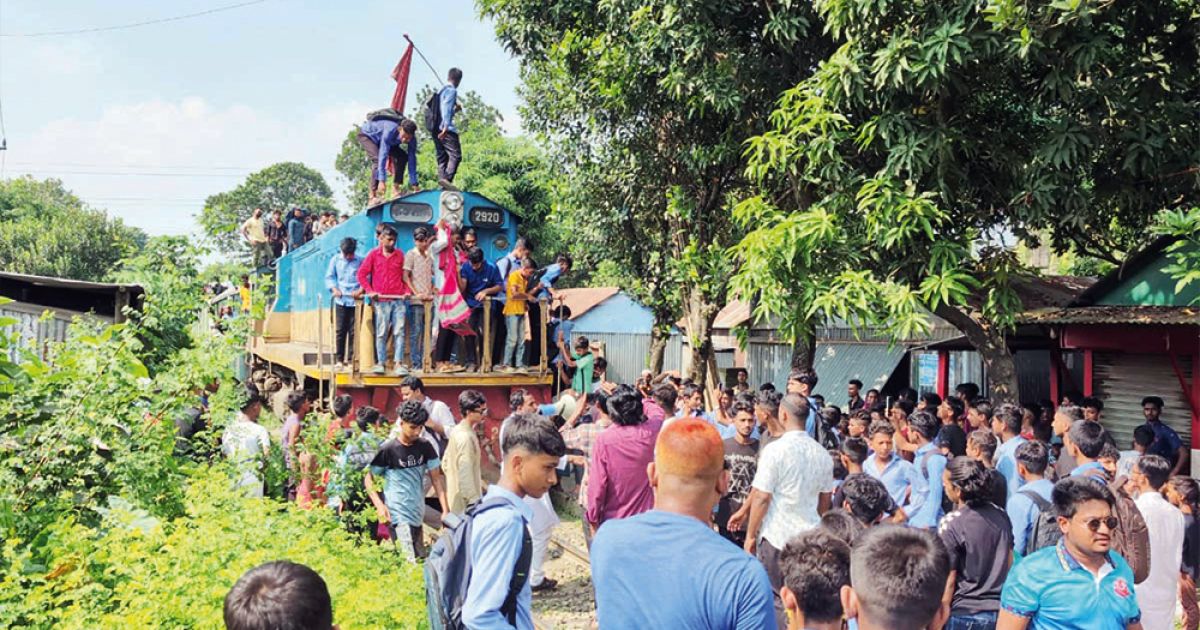 নাসিরাবাদ ট্রেন থামিয়ে ছাত্রজনতার বিক্ষোভ
