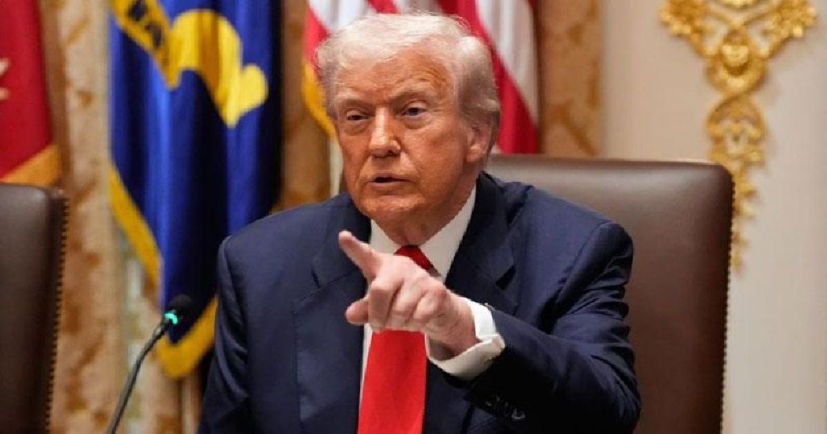 ট্রাম্পের হুঁশিয়ারি: হামাসকে অস্ত্র ছাড়তে বাধ্য করা হবে