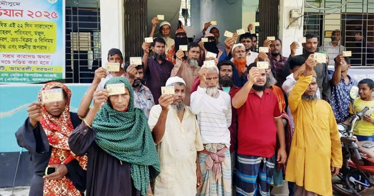 আমতলীতে জেলেদের চাল বিতরণে অনিয়ম, তদন্ত চলছে