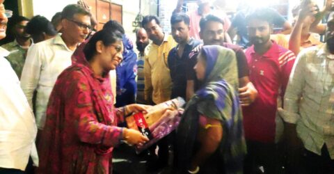 শেরপুরে হরিজন পল্লীতে শাড়ি ও লুঙ্গি বিতরণ করলেন বিএনপি নেত্রী