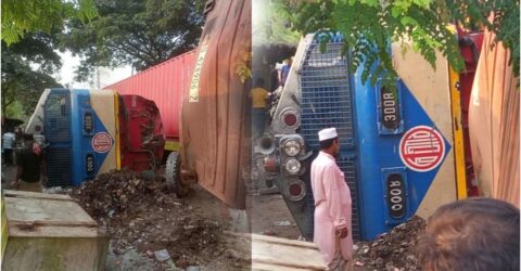 চট্টগ্রামে মালবাহী ট্রেনে ট্রাকের ধাক্কা, ট্রেনের চলাচল বন্ধ