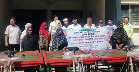 সীতাকুণ্ডে সমাজসেবার উদ্যোগে ভিক্ষুকদের জন্য ভ্যান ও রিকশা বিতরণ