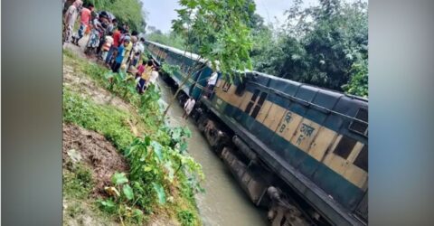 রেললাইনে হাঁটু পানি, বনলতা এক্সপ্রেস ২ ঘণ্টা দেরিতে ছেয়ার