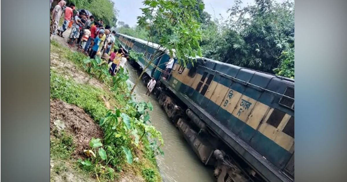 রেললাইনে হাঁটু পানি, বনলতা এক্সপ্রেস ২ ঘণ্টা দেরিতে ছেয়ার