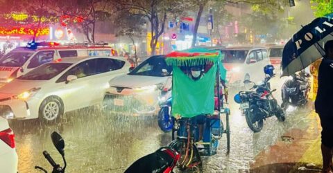 ভারী বৃষ্টির কারণে রাজধানীতে যানজট ও জলাবদ্ধতা ভয়ংকর অস্থিরতা
