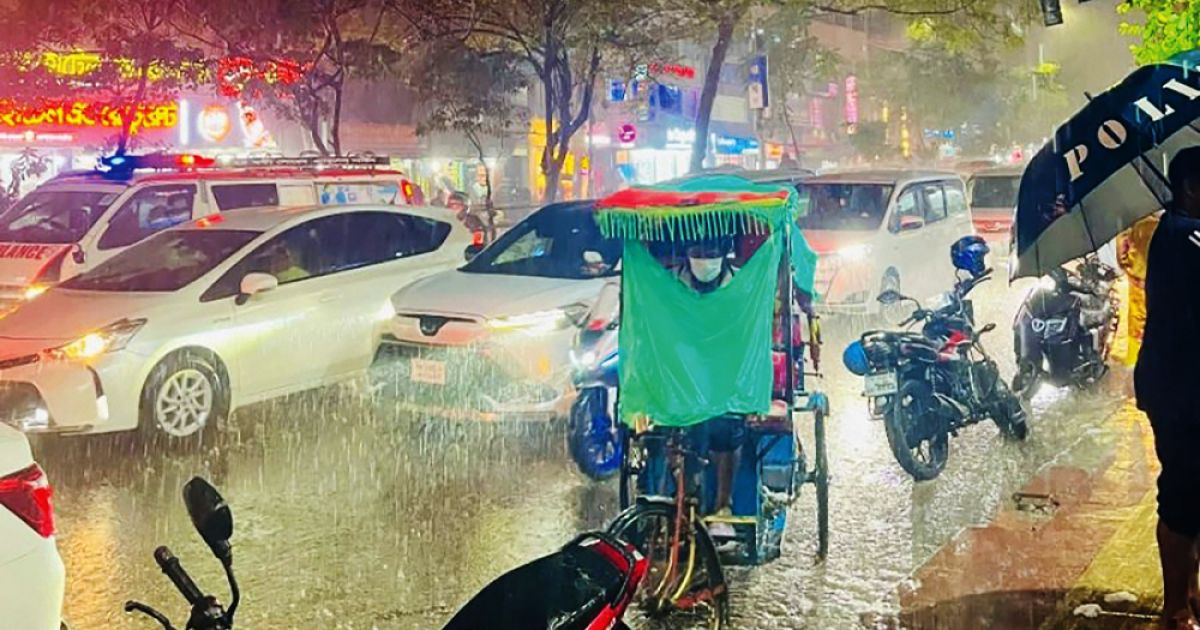 ভারী বৃষ্টির কারণে রাজধানীতে যানজট ও জলাবদ্ধতা ভয়ংকর অস্থিরতা