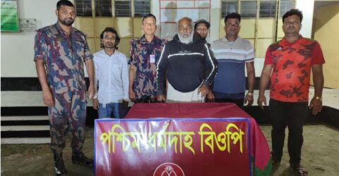 দৌলতপুর সীমান্তে মানসিক ভারসাম্যহীন বাংলাদেশি আটক, পরিবারের কাছে হস্তান্তর