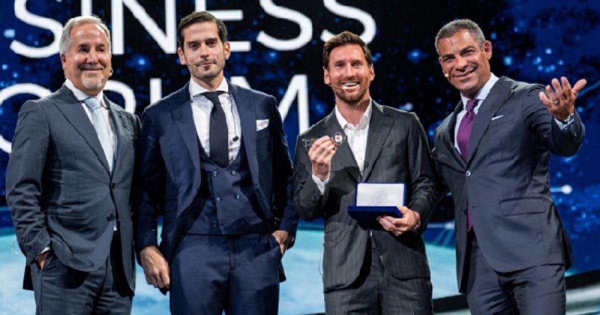 মিয়ামির মেয়র লিওনেল মেসির হাতে শহরের চাবি তুলে দিলেন