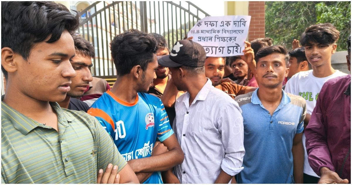 মেহেরপুরে স্কুল শিক্ষকের স্থায়ী বহিষ্কার ও ছাত্রীর বিয়ের দাবিতে মানববন্ধন