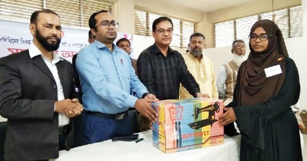 নড়াইলে নারী উদ্যোক্তাদের জন্য প্রশিক্ষণ ও সেলাইমেশিন বিতরণে খুশি महिलারা