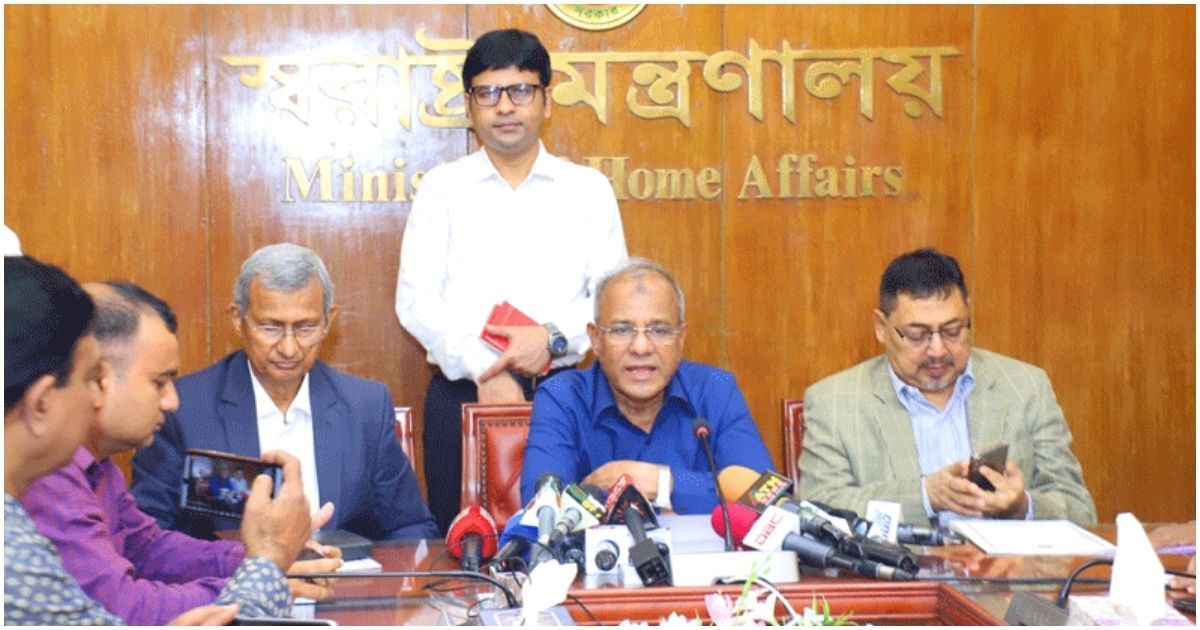 আস্তে আস্তে পরিস্থিতি স্বাভাবিক হচ্ছে: স্বরাষ্ট্র উপদেষ্টা