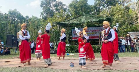 নানা আয়োজনের মাধ্যমে খাসি সম্প্রদায়ের ঐতিহ্যবাহী ‘খাসি সেং কুটস্নেম’ উদযাপন