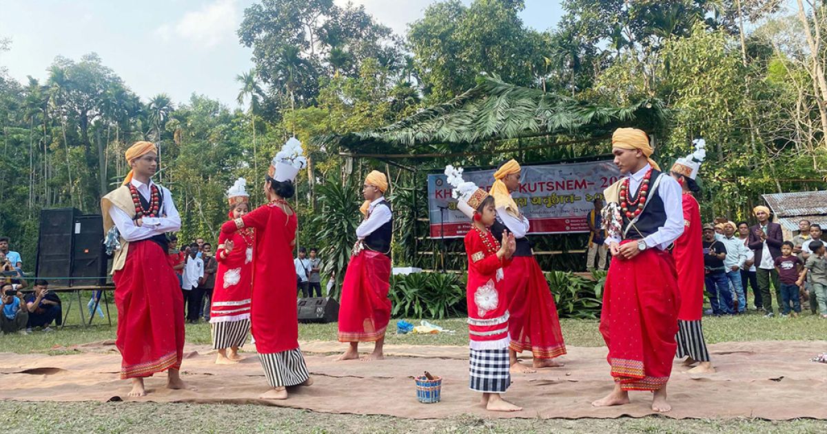 নানা আয়োজনের মাধ্যমে খাসি সম্প্রদায়ের ঐতিহ্যবাহী ‘খাসি সেং কুটস্নেম’ উদযাপন
