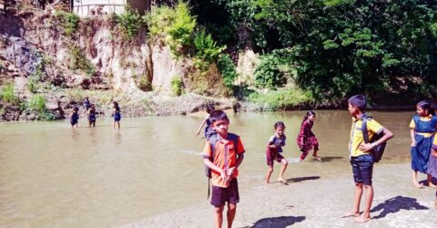 লামায় বিদ্যালয়ে প্রবেশের জন্য আগে সাঁতার শেখানো হয়