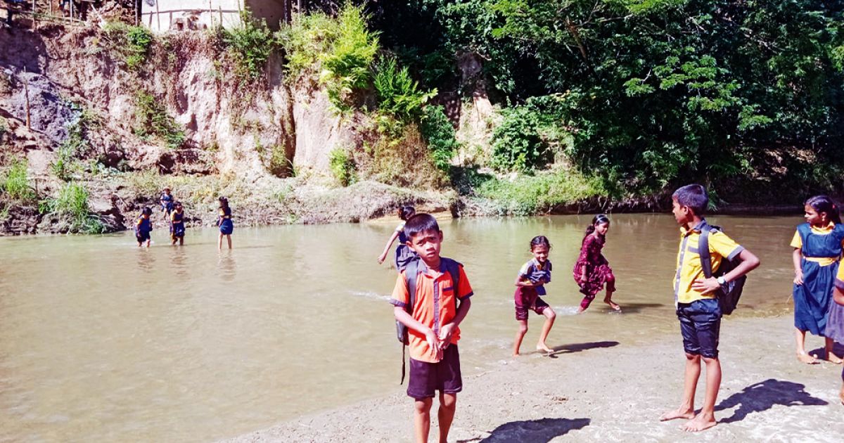 লামায় বিদ্যালয়ে প্রবেশের জন্য আগে সাঁতার শেখানো হয়