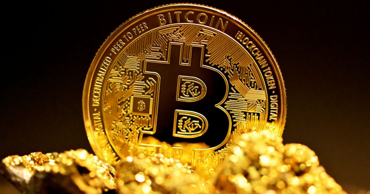 বিশ্ব বাজারে বিটকয়েনের দাম কমতে শুরু করেছে