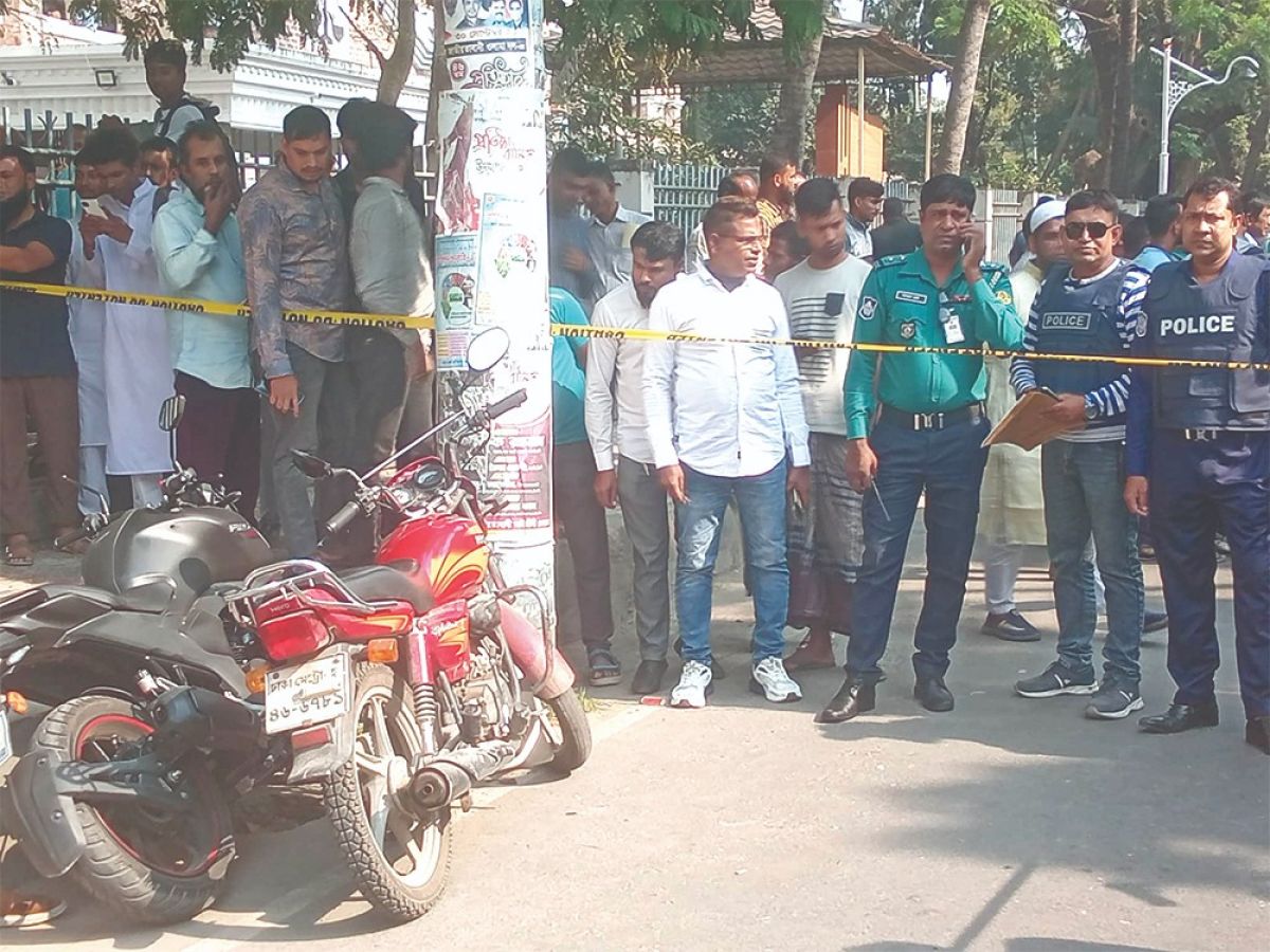 খুলনায় আদালতের সামনে দুজনকে গুলি ও কুপিয়ে হত্যা