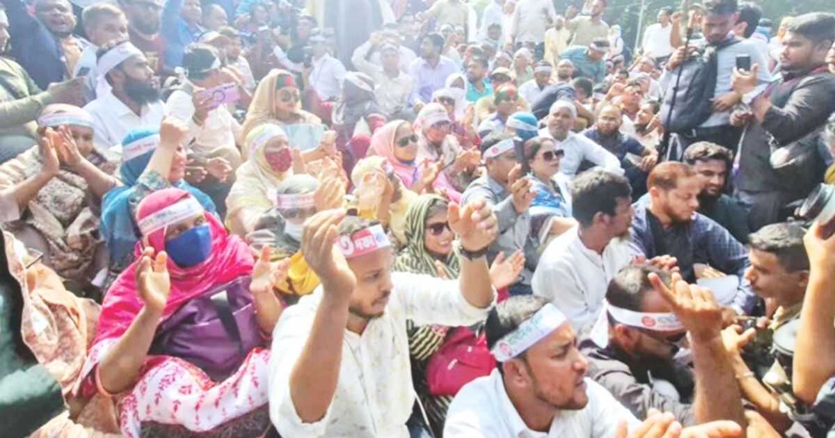 সরকারের কঠোর ব্যবস্থা শিক্ষকদের অসামঞ্জস্যপূর্ণ আন্দোলনের বিরুদ্ধে