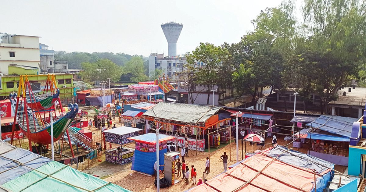 নওগাঁয় অনুমতিহীন স্কুল মাঠে মেলা, ক্ষোভে ফুঁসছে জনতা