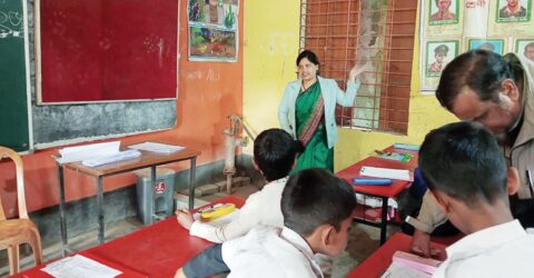 তালা ভেঙে শ্রেণিকক্ষে ঢুকে পরীক্ষার সূচনা করলেন ইউএনও