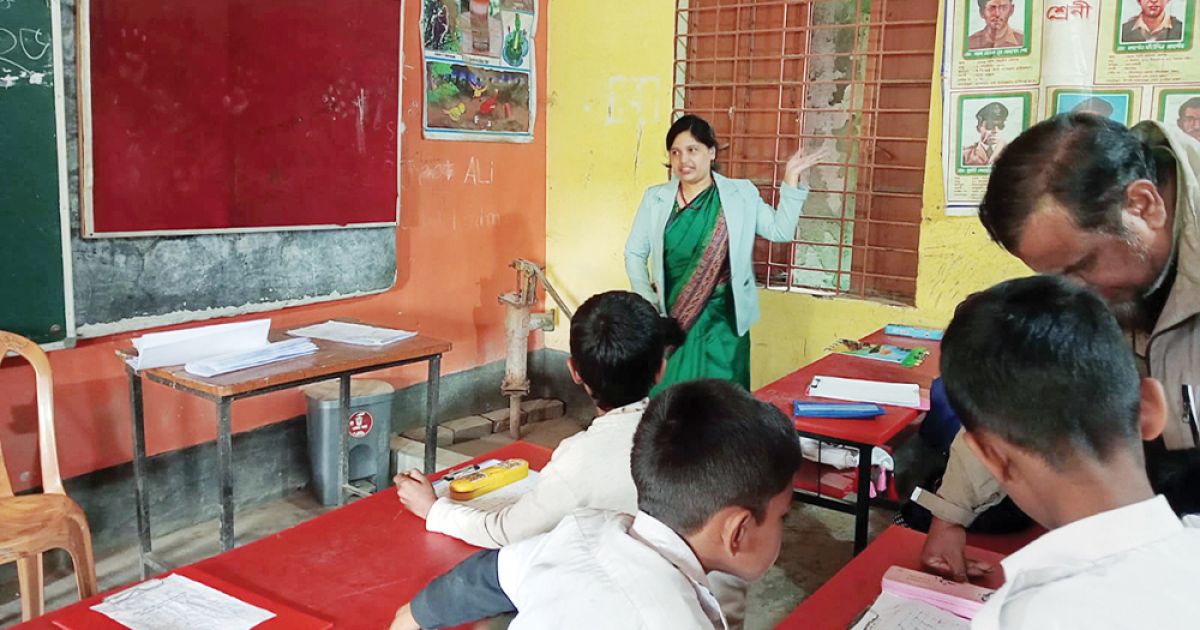 তালা ভেঙে শ্রেণিকক্ষে ঢুকে পরীক্ষার সূচনা করলেন ইউএনও