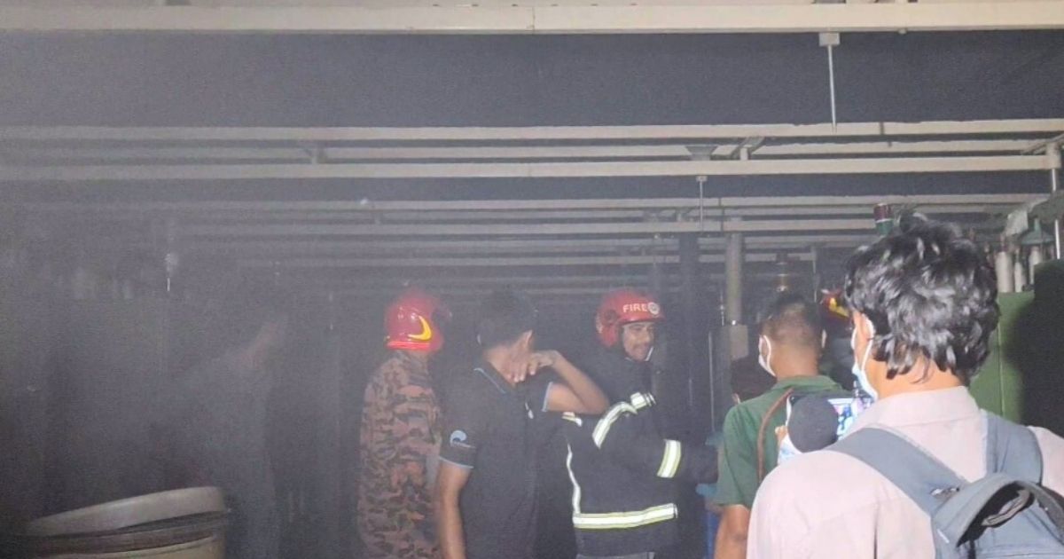 বরিশালে সুতা কারখানায় অগ্নিকাণ্ড, শতাধিক শ্রমিক সুস্থভাবে প্রাণে রক্ষা