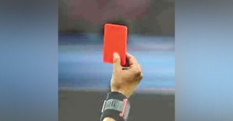 ম্যাচ শুরু হওয়ার আগে লাল কার্ডের বিরল ঘটনা ঘটেছে